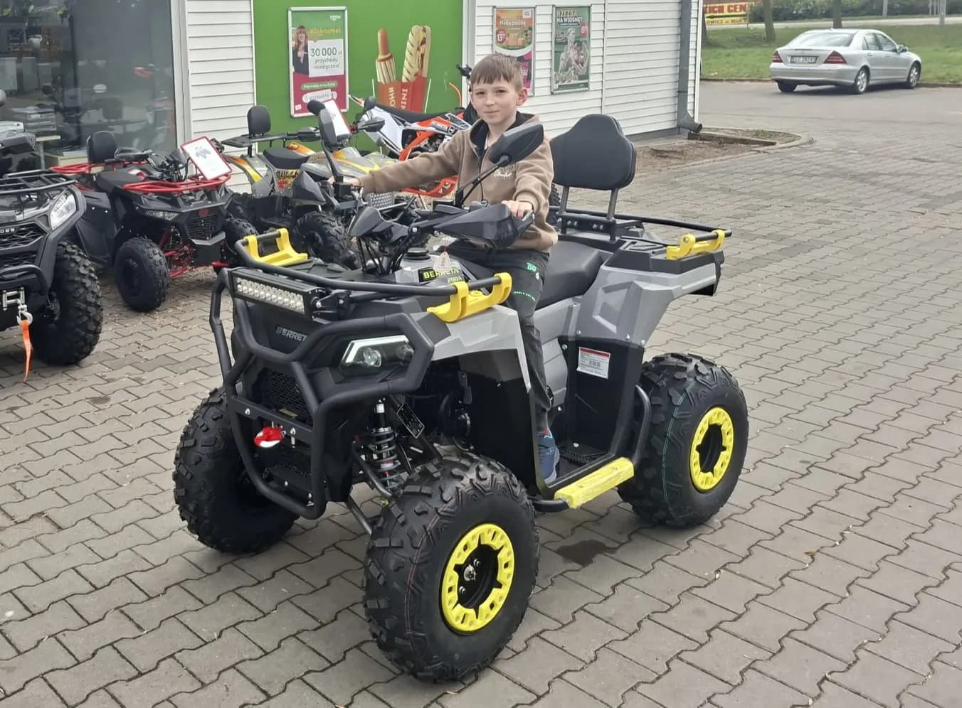 Quady Moto Buzia przed salonem w Łowiczu